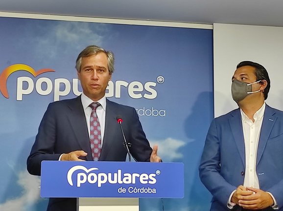 González Terol interviene, observado por Bellido, en la sede del PP de Córdoba.