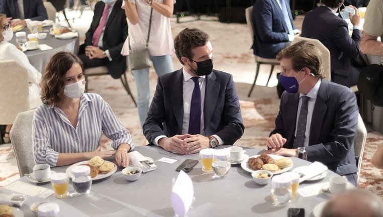 La presidenta de la Comunidad de Madrid, Isabel Díaz Ayuso; el presidente del PP, Pablo Casado, y el alcalde de Madrid, José Luis Martínez-Almeida, conversan durante un desayuno informativo del Fórum Europa, a 7 de septiembre de 2021, en Madrid.