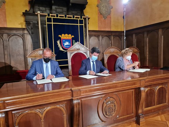 El consejero de Educación, Felipe Faci, suscribe el convenio de colaboración con Ayuntamiento de Huesca y CSIC para realizar actividades conjuntas en torno a la figura de Ramón y Cajal.