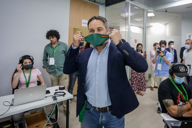 Archivo - El presidente de Vox, Santiago Abascal, se quita la mascarilla antes de una rueda de prensa