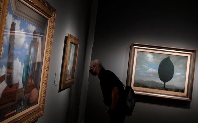 Una persona observa una de las obras de la exposición ‘La máquina de Magritte’ en el Museo Nacional Thyssen-Bornemisza