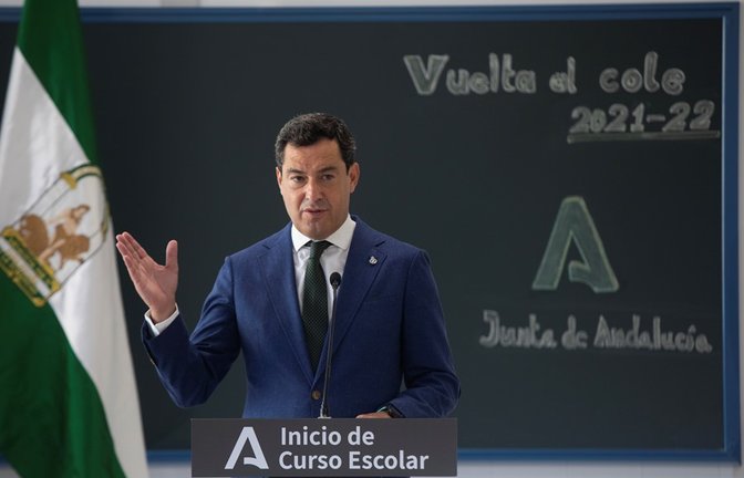 El presidente de la Junta de Andalucía, Juanma Moreno, durante su intervención  en la inauguración del nuevo colegio de Educación Infantil y Primaria Al-Ándalus coincidiendo con el inicio del curso escolar 2021-2022, en Utrera (Sevilla).
