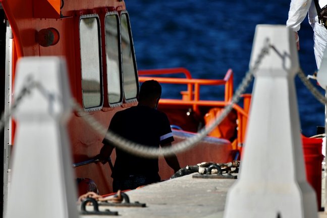Un migrante a bordo de una embaración de Salvamento Marítimo. 