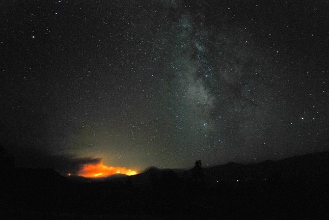 Vista del Dixie Fire desde el Allen Telescope Array en Hat Creek, Calfornia