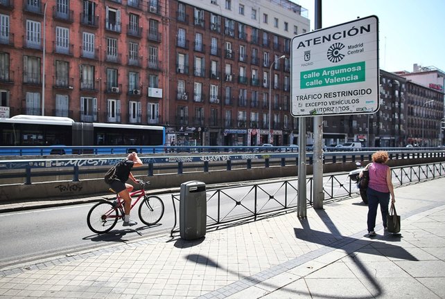 Archivo - Autobús de EMT y bicicleta en las calles de Madrid. 