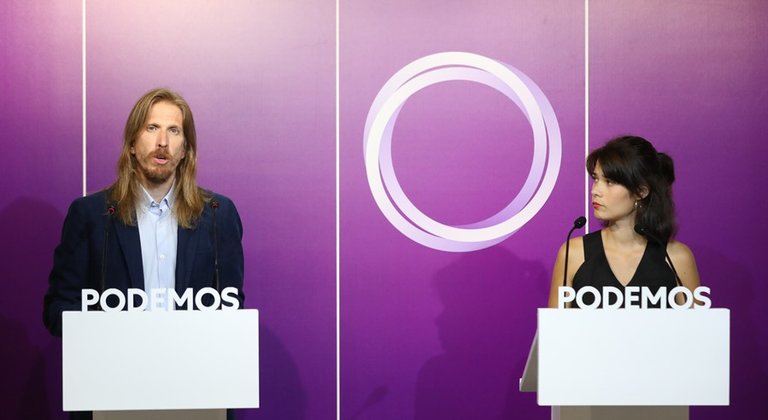 Los portavoces de Podemos, Pablo Fernández e  Isa Serra, ofrecen una rueda de prensa en la sede del partido, a 13 de septiembre de 2021, en Madrid (España). Durante su comparecencia han anunciado que Podemos presentará una propuesta para reformar el acces