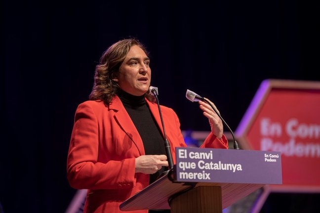Archivo - La alcaldesa de Barcelona, Ada Colau, interviene en un acto electoral de En Comú Podem.