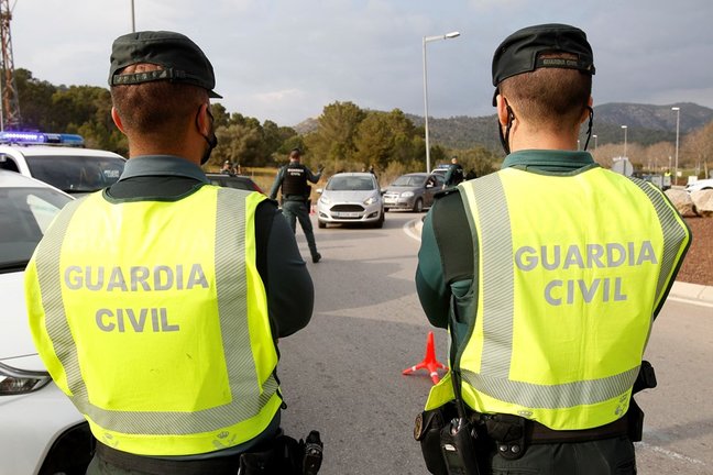 Archivo - Varios agentes de la Guardia Civil durante un control rutinario de carretera en la zona de Magaluf (Calvià) en Palma.