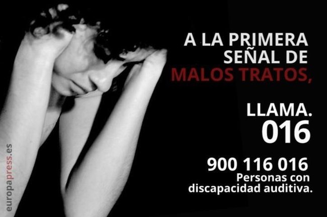 Archivo - Cartel informativo del teléfono de asistencia para denunciar violencia de género.