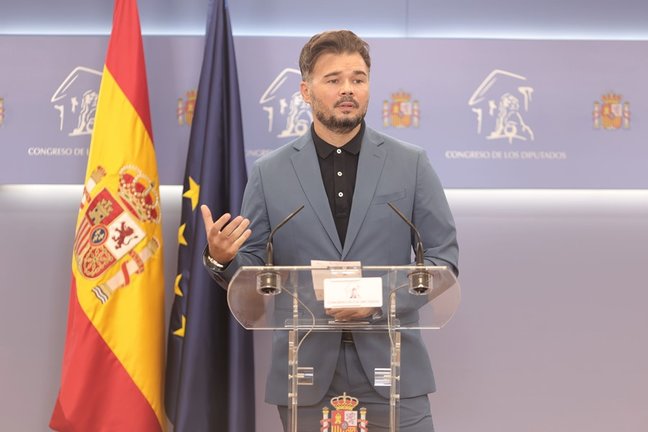 El portavoz parlamentario de la ERC, Gabriel Rufián, ofrece una rueda anterior a la celebración de la Junta de Portavoces en el Congreso de los Diputados, a 14 de septiembre, en Madrid (España).