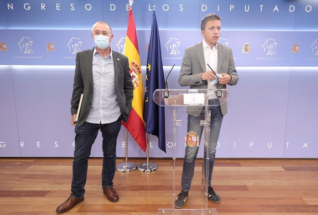 El diputado de Compromís en el Congreso, Joan Baldoví (i), y el líder de Más País, Íñigo Errejón, en una rueda anterior a la celebración de la Junta de Portavoces en el Congreso de los Diputados, a 14 de septiembre, en Madrid (España).