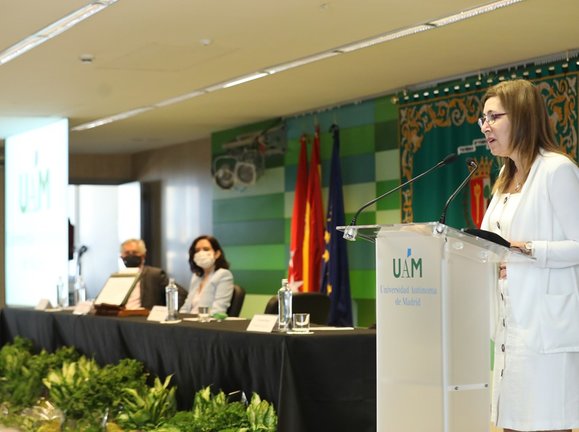 Archivo - La nueva rectora de la Universidad Autónoma de Madrid, Amaya Mendikoetxea, interviene en su toma de posesión.