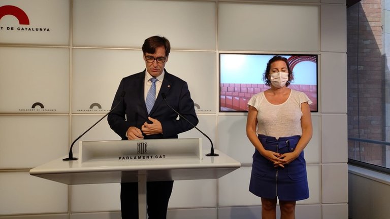 El líder del PSC en el Parlament, Salvador Illa, y la portavoz socialista, Alícia Romero, en rueda de prensa en la Cámara catalana