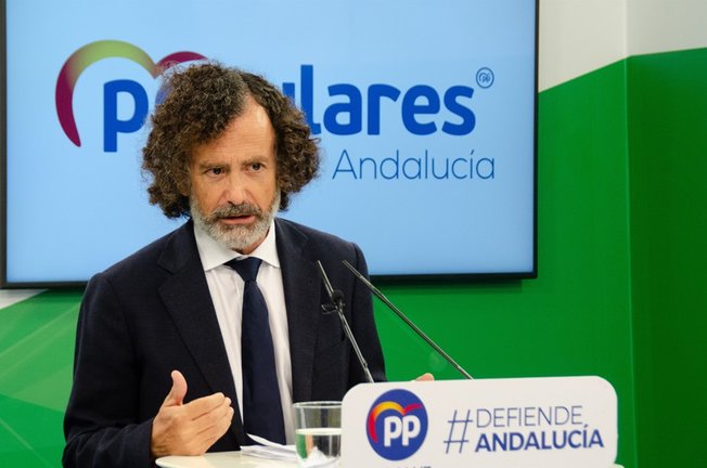 El portavoz adjunto del PP en el Parlamento de Andalucía, Pablo Venzal, este martes en rueda de prensa.