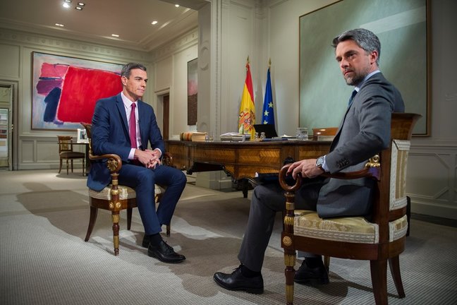 Archivo - El presidente del Gobierno, Pedro Sánchez, ofrece una entrevista en directo en el Telediario 2 de TVE desde el Palacio de la Moncloa. PEDRO SANCHEZ PEREZ-CASTEJÓN;