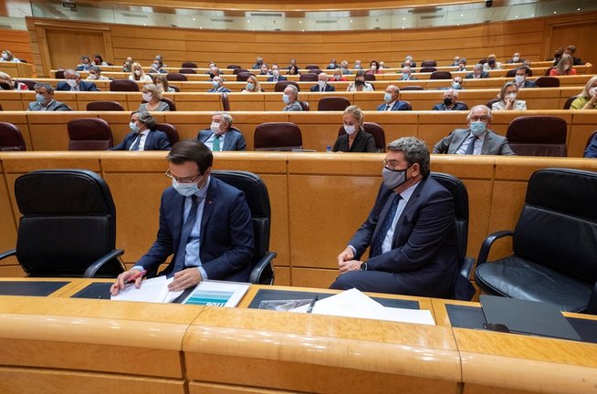 El ministro de Consumo, Alberto Garzón (i) y el ministro de Inclusión, Seguridad Social y Migraciones, José Luis Escrivá (d), durante el primer pleno y primera sesión de control al Gobierno en el Senado tras el parón estival, a 14 de septiembre de 2021