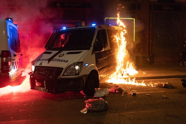 Archivo - Incendian un furgón de la Guardia Urbana durante la manifestación en defensa de la libertad de Pablo Hasél y los derechos sociales tras 12 días de protestas, en Barcelona (España), a 27 de febrero de 2021. La protesta ha sido convocada por Arran