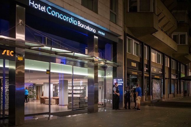 Varios agentes de los Mossos d´Esquadra, en la entrada del Hotel Concordia, a 25 de agosto de 2021, en Barcelona, Cataluña (España). La pasada noche, agentes de la Guardia Urbana de Barcelona, encontraron a un bebé de dos años en estado inconsciente en el
