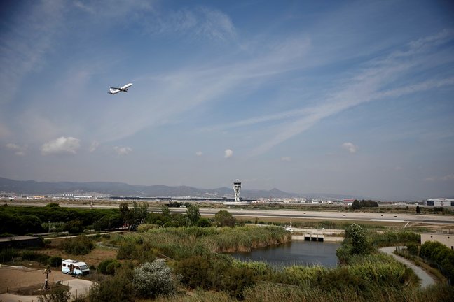 Un avión vuela por el espacio protegido de la Ricarda, en El Prat de Llobregat, a 9 de septiembre de 2021, en Barcelona, Cataluña (España). 
