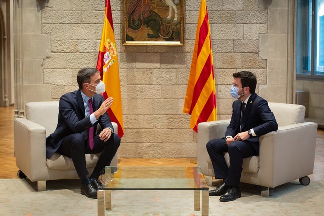 El presidente del Gobierno, Pedro Sánchez (i), y el de la Generalitat, Pere Aragonès (d), se reúnen en el Palau de la Generalitat