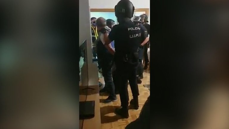 La Policía Nacional detiene en Madrid al exgeneral venezolano Hugo Carvajal, conocido como el 'Pollo Carvajal', que era prófugo de la Justicia y buscado para su extradición a EEUU.