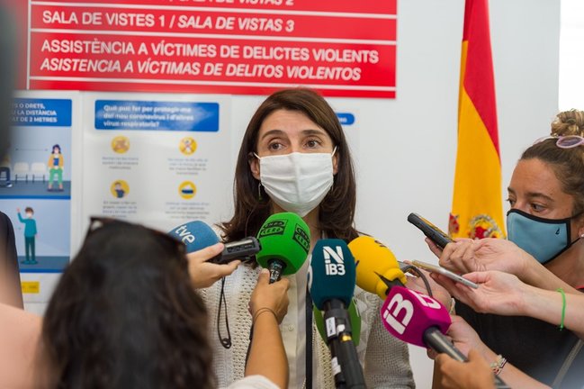 La ministra de Justicia, Pilar Llop, ofrece declaraciones a los medios, durante su visita a los juzgados de Instrucción y Penal de Ibiza. 