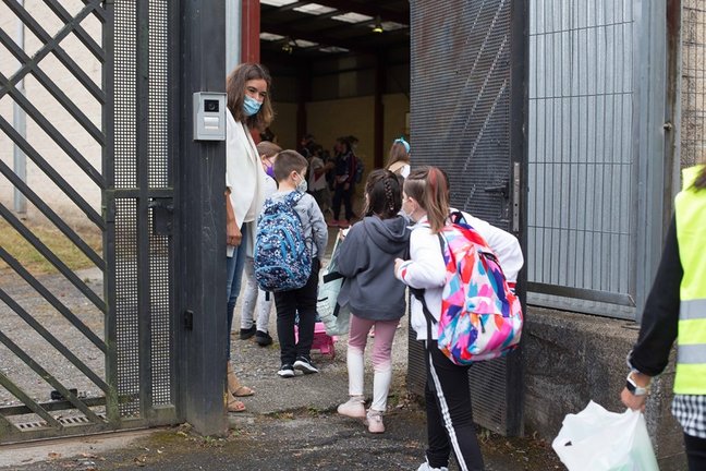Varios niños y niñas entran al CEIP Manuel Mallo de Nadela, durante el primer día del curso escolar 2021-2022 en Educación Infantil y Primaria, a 9 de septiembre de 2021, en Nadela, Lugo, Galicia (España). 
