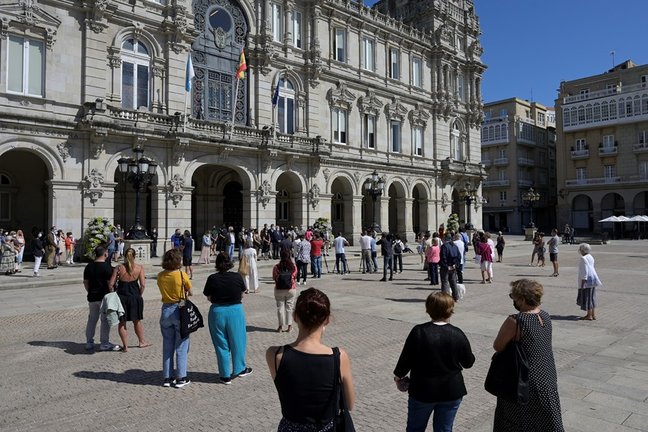 Un grupo de personas participa en una concentración en repulsa por el asesinato de una mujer en A Coruña