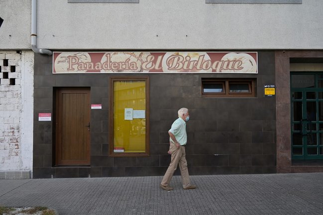 Un hombre pasa por delante de la Panadería El Birloque, regentada por la mujer asesinada en A Coruña