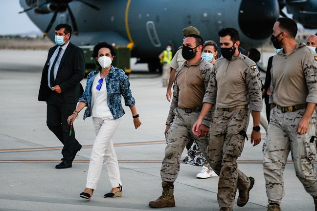 La ministra de Defensa, Margarita Robles, recibe a los últimos militares españoles que participaron en la repatriación de afganos y colaboradores del gobierno desde el aeropuerto de Kabul a España