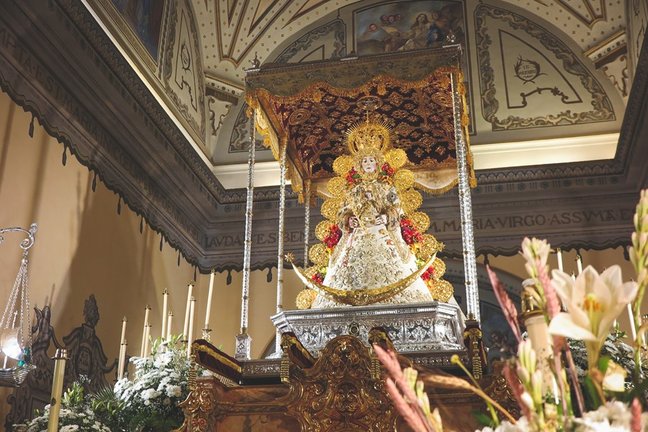 Archivo - La Virgen del Rocío con el traje de los Montpensier.