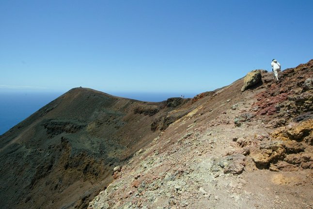 Un hombre en el mirador de Cumbre Vieja, una zona al sur de la isla que podría verse afectada por una posible erupción volcánica