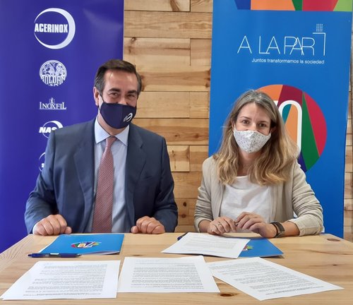 El Consejero Delegado de Acerinox, Bernardo Velázquez, y la presidenta de Fundación A LA PAR, Almudena Martorell, firmado el acuerdo colaborativo entre entidades