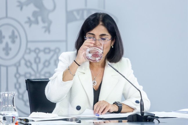 La ministra de Sanidad, Carolina Darias, bebe agua durante una rueda de prensa posterior a la reunión del Consejo Interterritorial del Sistema Nacional de Salud, a 15 de septiembre de 2021, en Madrid (España). Ampliar el aforo en estadios y eventos deport
