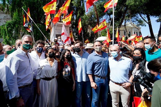 Archivo - Santiago Abascal rodeado de otros dirigentes de Vox en la cocentración contra el 'procés'