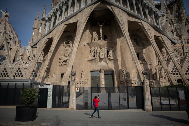 Archivo - Un hombre hace fotos a la Sagrada Familia, en Barcelona, Catalunya (España), a 16 de noviembre de 2020