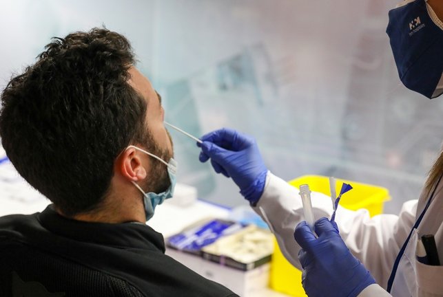 Archivo - Un sanitario realiza un test de antígenos a un hombre en el intercambiador de Plaza de Castilla, a 24 de junio de 2021, en Madrid, (España). 