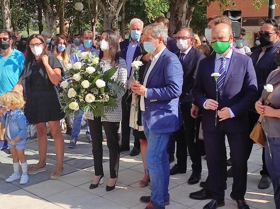 La líder de Cs, Inés Arrimadas, en la ofrenda floral organizada en Zaragoza por la Asociación de Víctimas del Terrorismo (AVT) en protesta por los actos en apoyo al etarra Henri Parot.