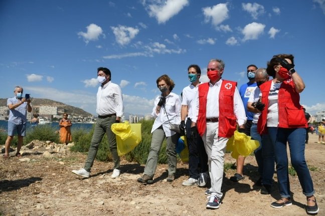 La Reina Doña Sofía participa en una campaña de recogida de basura en las playas y mares.