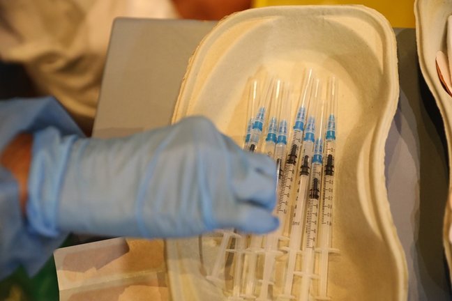 Varias dosis de la vacuna de Pfizer en el dispositivo puesto en marcha para vacunar contra el coronavirus, en las instalaciones del Hospital General Universitario Gregorio Marañón.