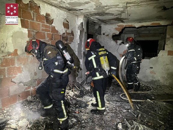 Tareas de extinción del incendio de una vivienda en Benicàssim