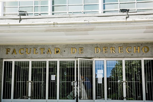 Archivo - Entrada a la Facultad de Derecho de la Universidad Complutense de Madrid -UCM-.