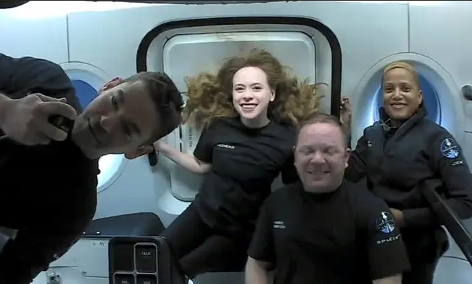 La cápsula de SpaceX que transportaba a los turistas espaciales se precipita frente a la costa de Florida - vídeo