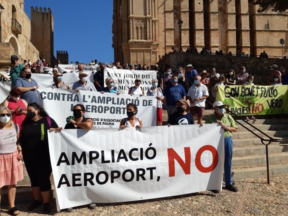Unas 500 personas, según la organización, participación en la concentración convocada por la plataforma contra la ampliación del aeropuerto de Palma y Son Bonet Pulmó Verd.