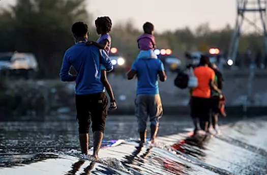 Migrantes procedentes de Haití cruzan el Río Bravo hoy, en Ciudad Acuña, en Coahuila (México).Miguel SierraEFE