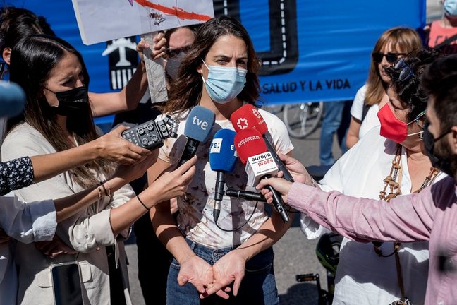 La portavoz de Más Madrid en el Ayuntamiento de Madrid, Rita Maestre, ofrece declaraciones a los medios en una concentración contra la ampliación del aeropuerto Adolfo Suárez Madrid-Barajas.