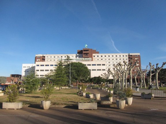 Archivo - Hospital Universitario de Badajoz, hasta donde ha sido trasladado el herido.