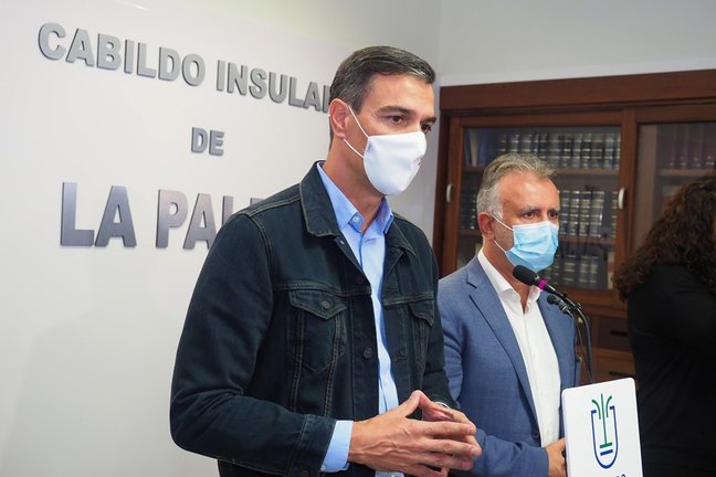 El presidente del Gobierno, Pedro Sánchez, y el presidente de Canarias, Ángel Víctor Torres, a 19 de septiembre de 2021, en El Paso, La Palma, Islas Canarias (España). 
