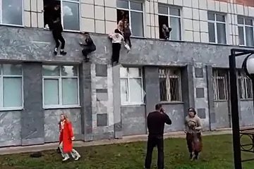 Varios alumnos intentan escapar de la universidad.