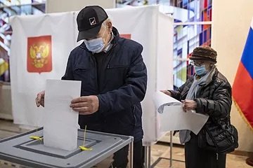 Un ciudadano ruso vota en la embajada rusa en Lituania.Mindaugas KulbisAP